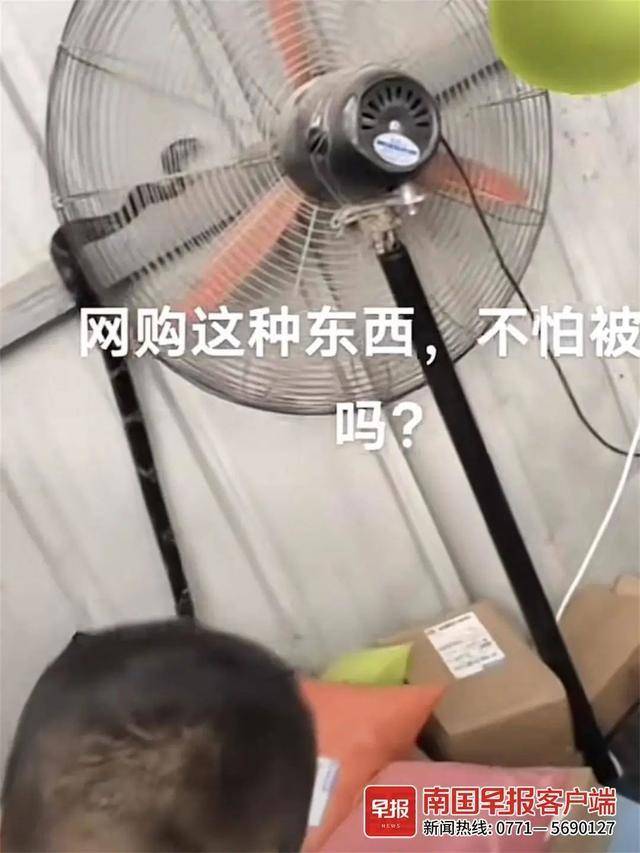 吓人！广西一快递网点的包裹里钻出一条蛇！快递公司回应