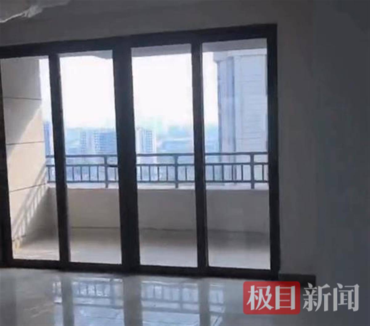 安徽淮北一业主发现自家新房阳台被拆，物业：正配合警方调查