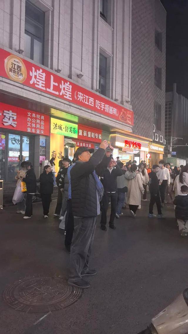 莫言现身南昌万寿宫 网友：莫言老师很低调 感觉是私人行程