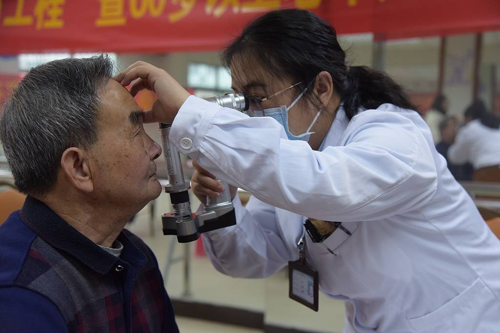 老人被接到私立医院免费做手术，不是骗保那是为何
