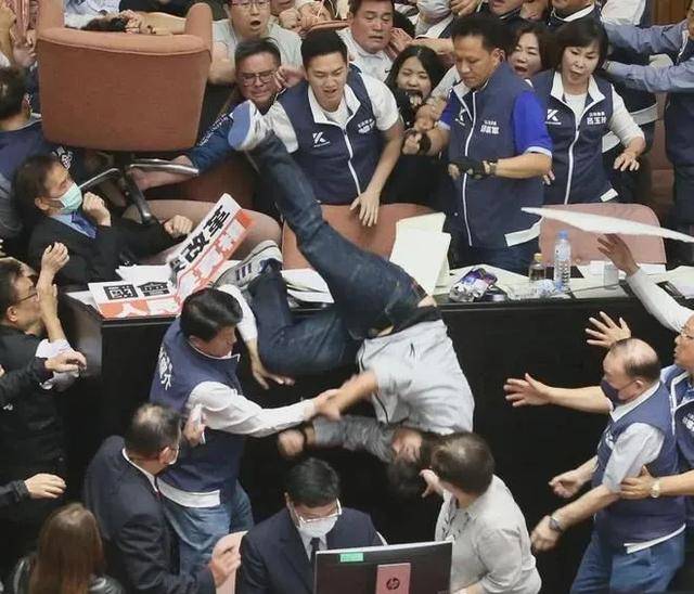 年终盘点/民主退步的2024：“斗鸡”搭草台，“台独”变独裁！